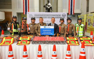  วิริยะประกันภัย มอบอุปกรณ์อำนวยการจราจร 600 ชิ้น เสริมภารกิจ บช.น.